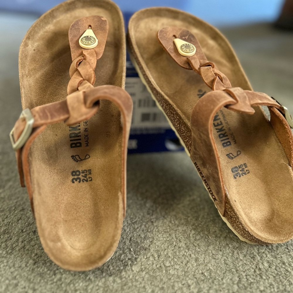 BIRKENSTOCK Braided Gizeh in Cognac.